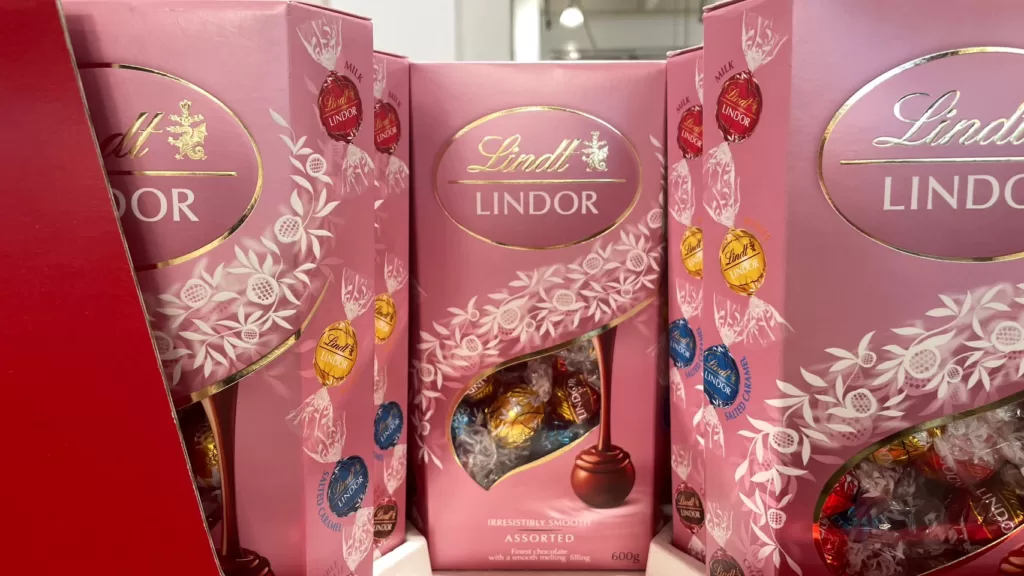 LINDT ASSORTED CHOCOLATE 綜合巧克力粉紅限定版600公克 #218975